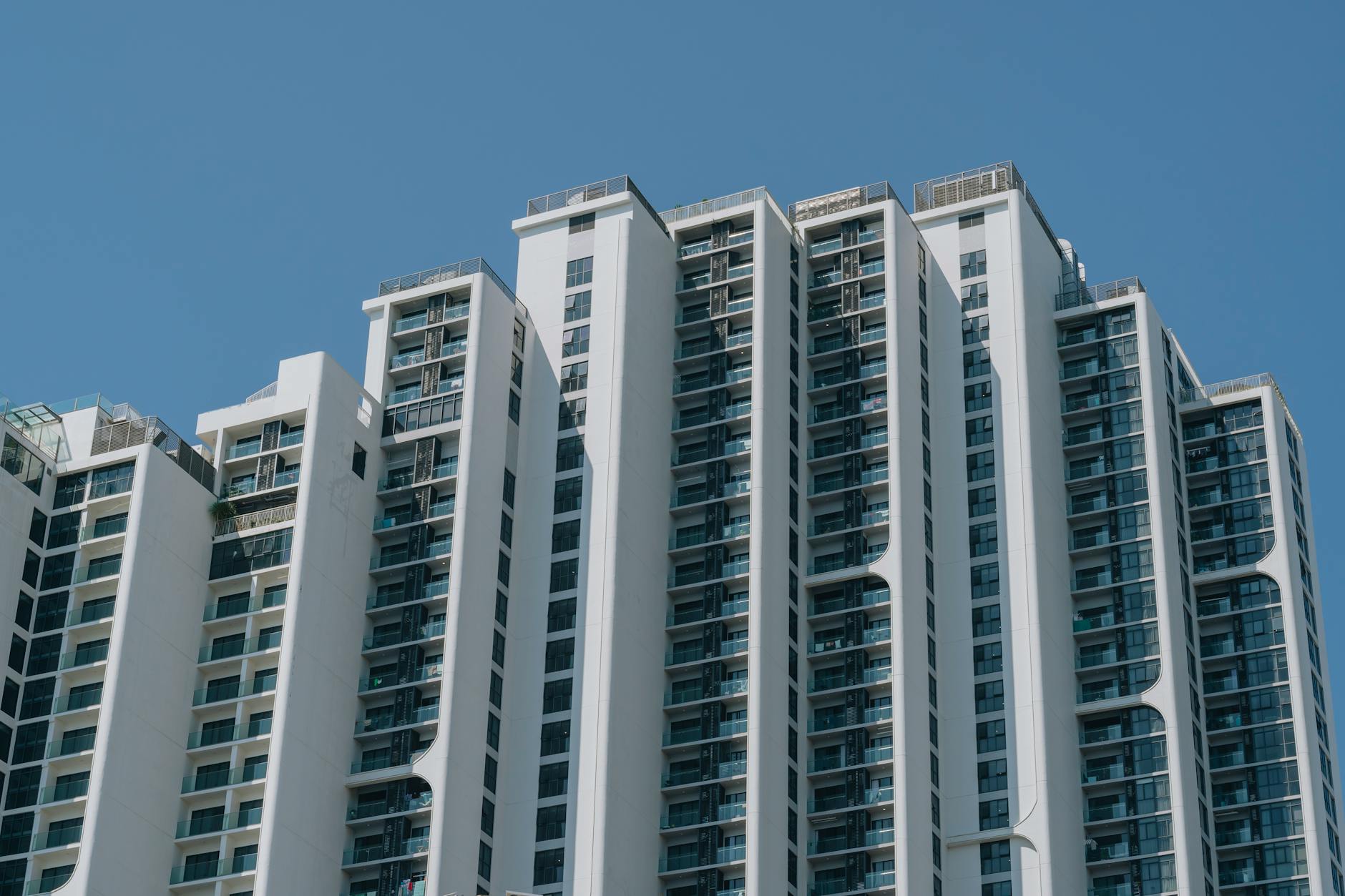 Entre o Superluxo e o Endividamento: Os Dois Extremos que Moldam o Mercado Imobiliário em 2026